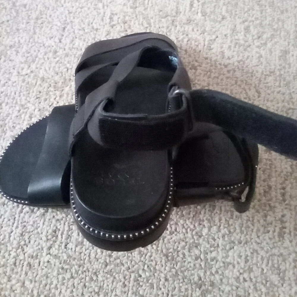 Sorel Black Sandals With Silver Stud Accents Size 6 - Picture 5 of 5